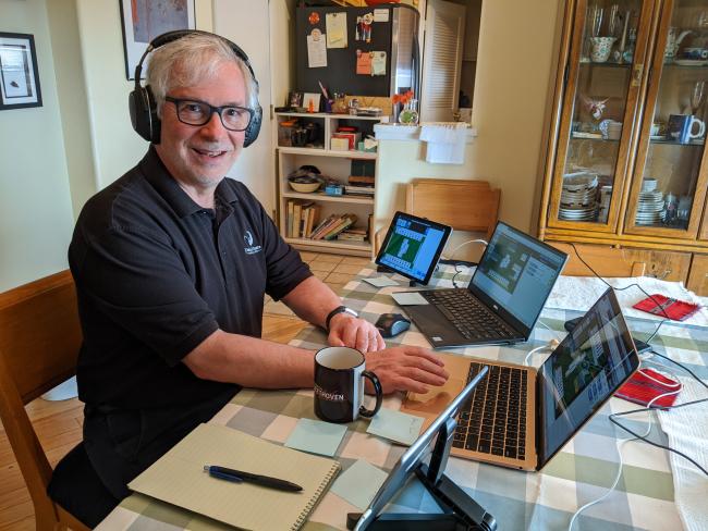 Mojo with his four screens for the BBO seminar